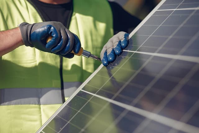 Installation de panneaux solaires photovoltaïques sur toiture résidentielle