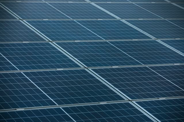 Champ de panneaux solaires photovoltaïques en gros plan
