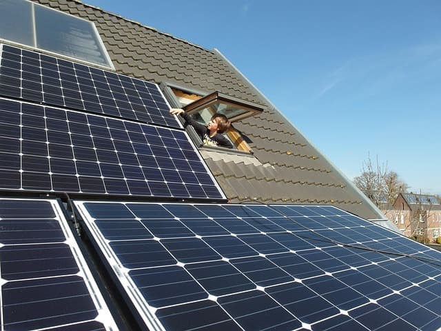 Toiture équipée de panneaux photovoltaïques par installateur certifié RGE